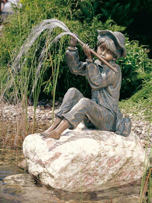 Bronzefigur Hans auf Stein