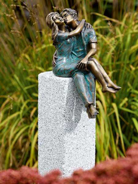 Bronzefigur Junges Glück auf Granitstele (Art.Nr.88598)